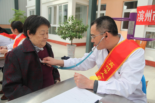 重陽送溫暖 健康送老人_副本.jpg